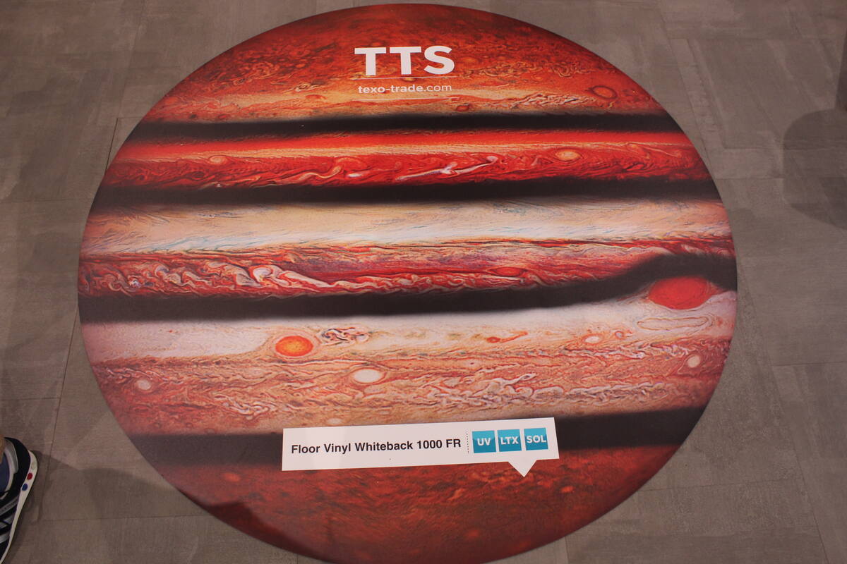 Floor Vinyl Whiteback 1000 FR, +/- 1000 g/m2
For UV and Latex
92% PVC and 8% Polyester, Slip resistance class R11
3,20 x +/- 25 m